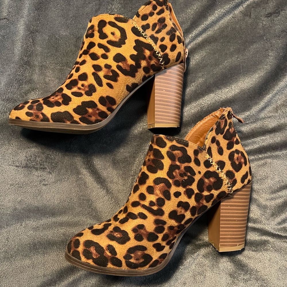 Refresh ankle booties